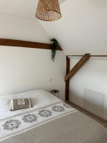 - une chambre avec un lit blanc et une lampe dans l'établissement Duplex au cœur de l’Alsace, à Muttersholtz