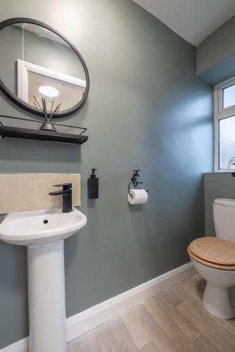 Ένα μπάνιο στο Violet Suite Apartments