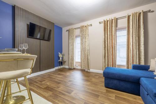 Μια τηλεόραση ή/και κέντρο ψυχαγωγίας στο Violet Suite Apartments
