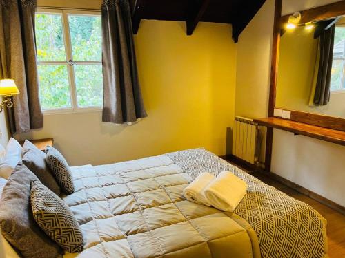 AldeaAndina Tiempo Compartido Hotel&Spa Bariloche في سان كارلوس دي باريلوتشي: غرفة نوم بها سرير كبير في الغرفة