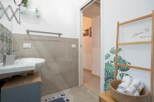 bagno con lavandino e doccia di Peri Peri House - Palermo Centro a Palermo