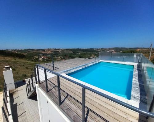 una piscina en la terraza de una casa en Terraços da Serra, en Painho