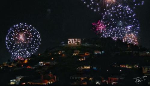 een hoop vuurwerk in de lucht 's nachts bij Casa dos Amigos Panoramic View in Funchal