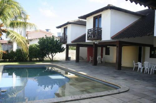 Villa con piscina frente a una casa en Casa poucos metros do mar Cabo de Sto Agostinho, en Recife