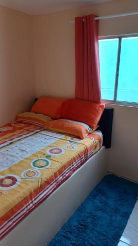 1 dormitorio con 1 cama con cortina y ventana en Dushi Curaçaose appartement en Willemstad