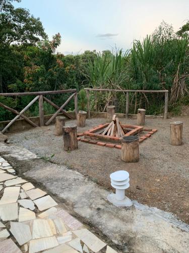een tuin met houtblokken en een houten hek bij Sitio 2k Mairinque in Mairinque