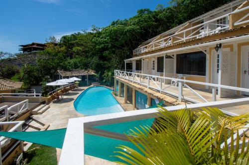 - une vue aérienne sur un complexe avec une piscine dans l'établissement Pousada e Spa Villa Mercedes by Latitud Hoteles, à Búzios