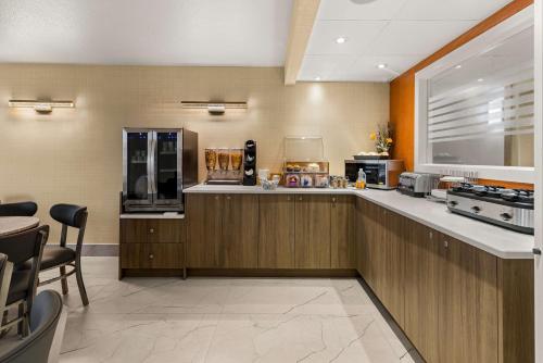 una grande cucina con bancone e frigorifero di SureStay Plus by Best Western Brooks a Brooks