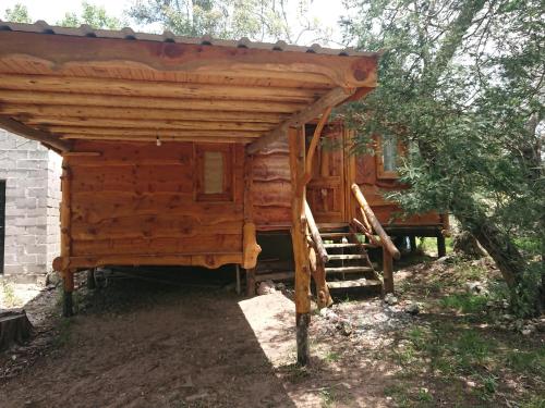 uma cabana de madeira com uma escada em frente em La Cabañita em Tanti