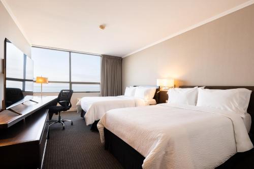 Habitación de hotel con 2 camas y escritorio en Holiday Inn Express - Antofagasta, an IHG Hotel, en Antofagasta