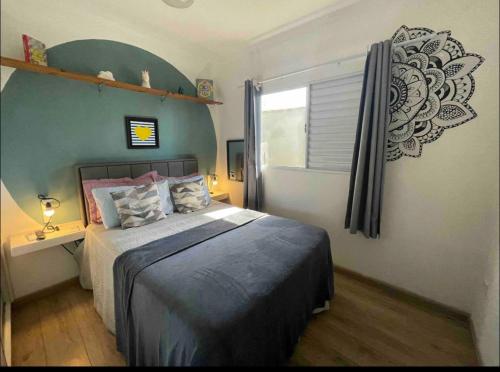 1 dormitorio con cama y ventana en Nature House en Jarinu