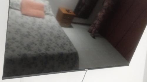 espejo reflejo de una cama en una habitación en Apartamento MEDELLIN, en Medellín