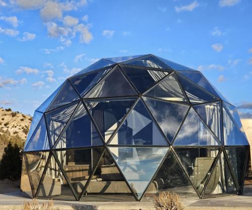 un edificio con cúpula de cristal en el desierto en Clear Sky Resorts - Bryce Canyon - Unique Stargazing Domes, en Cannonville