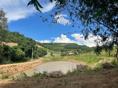 a small pond in the middle of a dirt road at Casa de Campo Província Minosso in Farroupilha