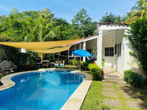 una piscina frente a una casa en Casa de playa “mi lancho” en La Libertad