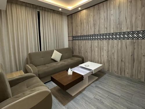 un soggiorno con divano e tavolino da caffè di Great apartment with great location ad Amman