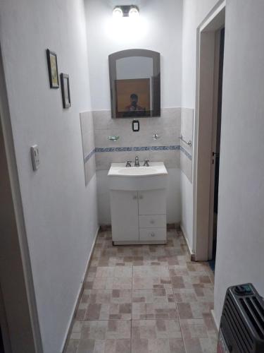 une salle de bains blanche avec un lavabo et un miroir dans l'établissement La Soñada, à La Granja