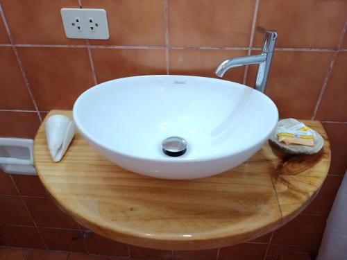 a white sink on top of a wooden cutting board at Arica Surf & Beach House in Arica