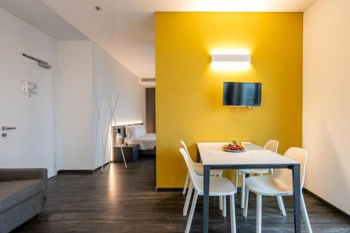 Televisyen dan/atau pusat hiburan di HTM Venice Suite by Halldis