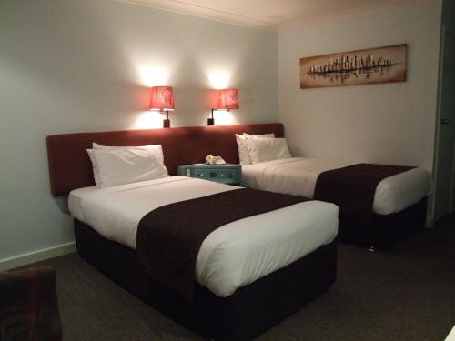 Katil atau katil-katil dalam bilik di SureStay Hotel by Best Western The Clarence on Melville