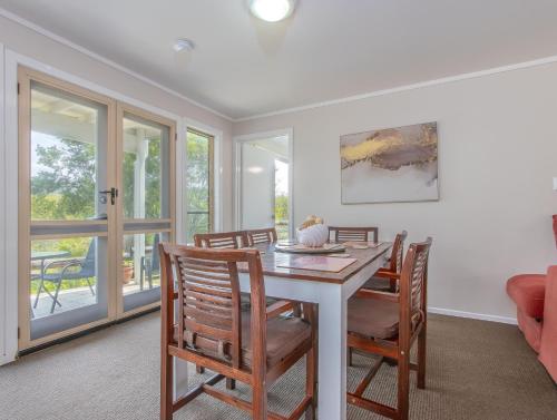 a dining room with a table and chairs at Hastings Cove Holiday Apartments in Hastings Point