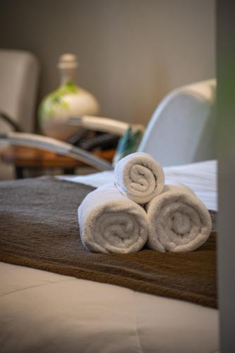 a pile of towels sitting on top of a table at Pousada Aroma do Mar by Latitud Hoteles in Búzios