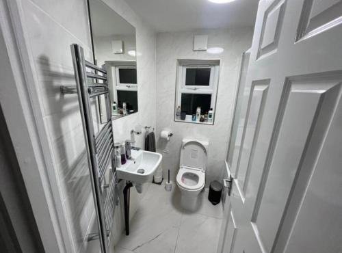 uma pequena casa de banho com WC e lavatório em Double Bedroom em Londres
