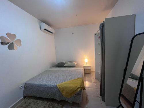 a small bedroom with a bed in a room at SIMPLISSIME T4 à KOUROU in Kourou
