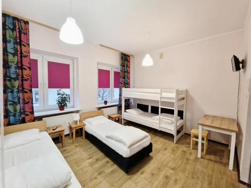 Postel nebo postele na pokoji v ubytování Hostel Helvetia Rooms Warsaw CITY CENTER and OLD TOWN