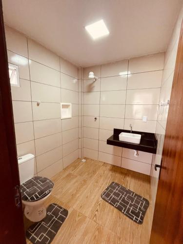 een kleine badkamer met een toilet en een wastafel bij Quarto Família - Com Suíte in Baía Formosa