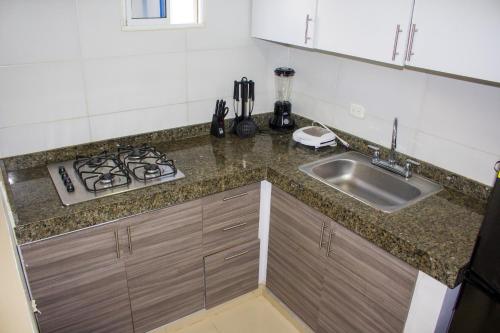 a kitchen counter with a sink and a stove at Apartamento en Valledupar - Casa Canaán in Valledupar
