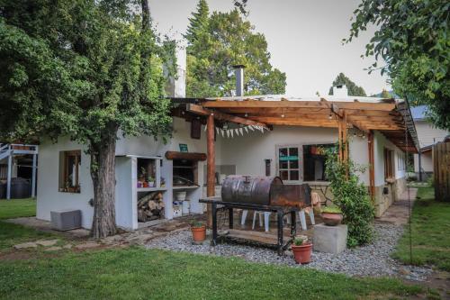 una casa con un objeto oxidado en el patio en Hostería Carelhue en San Carlos de Bariloche