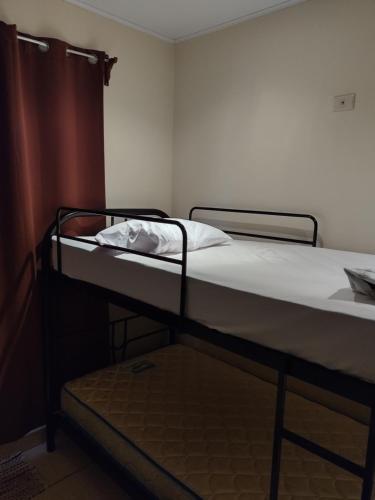Ce lit superposé se trouve dans un dortoir doté d'un matelas. dans l'établissement Casa Mangos, à Orotina