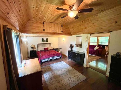 1 dormitorio con 1 cama y ventilador de techo en Quiet Retreat in Amish country, 