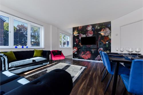 a living room with a couch and a table at Charming and Modern 2 BR Flat in London