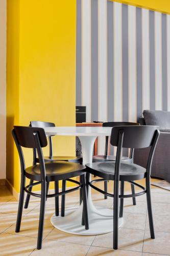Yellow Stripes Apartment - San Giovanni by RHR