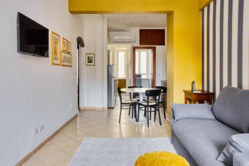 Yellow Stripes Apartment - San Giovanni by RHR