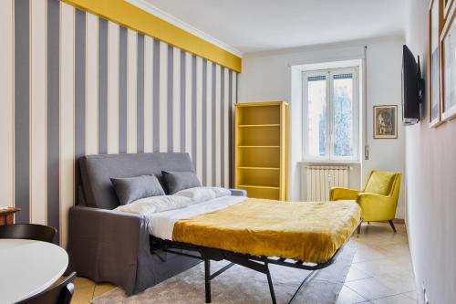 Yellow Stripes Apartment - San Giovanni by RHR