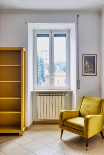 Yellow Stripes Apartment - San Giovanni by RHR