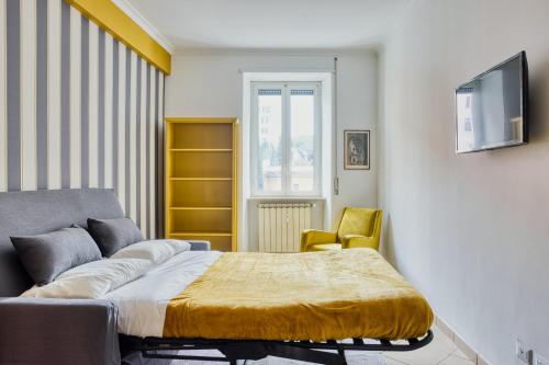 Yellow Stripes Apartment - San Giovanni by RHR