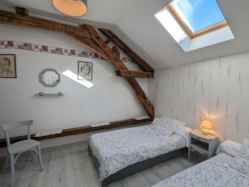 Ένα ή περισσότερα κρεβάτια σε δωμάτιο στο Maison de charme en pierre avec terrasse privative, grand terrain, jeux pour enfants, proche activités nautiques - FR-1-591-172