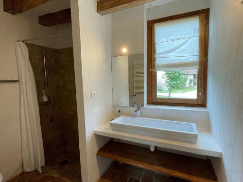 un bagno con vasca e finestra di Maison de Charme en Sologne avec Étang Privé, Grand Parc et Cheminée - FR-1-586-37 a Sainte-Montaine