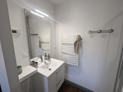 Baño blanco con lavabo y espejo en Gîte Riaucourt, 5 pièces, 10 personnes - FR-1-611-76, 