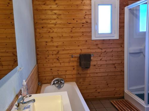 ein Badezimmer mit Toilette und Waschbecken und einem Fenster in der Unterkunft Chalet confortable avec cheminée proche de La Bresse-Hohneck, idéal pour famille et amis. - FR-1-589-123 in La Bresse
