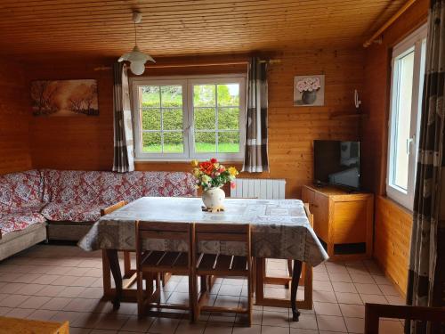 un salon avec une table et un canapé dans l'établissement Chalet Confortable à La Bresse, Proche Ski, Wifi, Animaux Acceptés - FR-1-589-130, à La Bresse