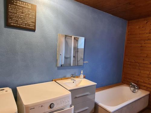 ein Badezimmer mit Waschbecken und Waschmaschine in der Unterkunft Chalet Confortable à La Bresse, Proche Ski, Wifi, Animaux Acceptés - FR-1-589-130 in La Bresse