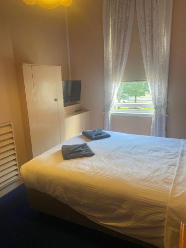坎伯当Commercial Hotel Camperdown的一间卧室，床上有两条毛巾