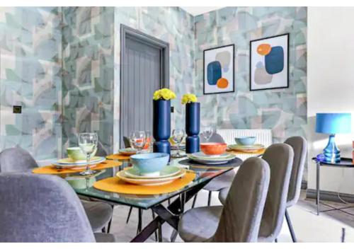 a dining room with a table and chairs at Three Bedroom Home - Perfect for Large Groups in London