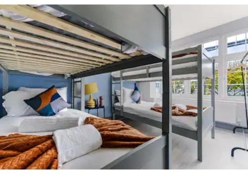 1 Schlafzimmer mit 2 Etagenbetten in der Unterkunft Three Bedroom Home - Perfect for Large Groups in London