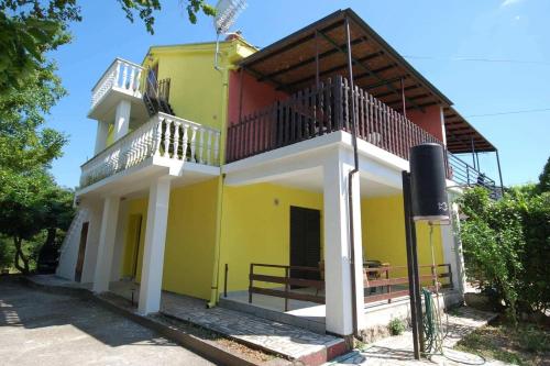 Apartments with parking space Njivice, Krk - 21867